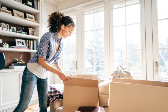 Une femme qui fait des boîtes