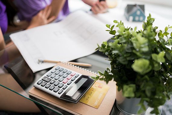 Un couple qui fait de la planification financière